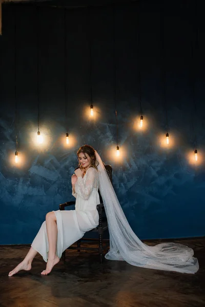 레이스 흰옷을 아름다운 신부가 어깨로 부두어 결혼식 — 스톡 사진