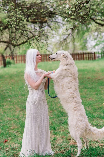 Blond Vrouw Wit Jurk Spelen Met Haar Russische Wolfshond Hond — Stockfoto