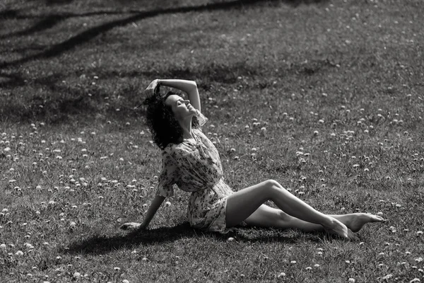 Jeune Femme Heureuse Assise Sur Herbe Dans Parc Ville Été — Photo