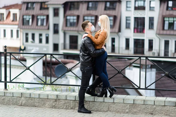 Korumacı Tıbbi Maske Takmış Genç Bir Çift Sokakta Yüz Yüze — Stok fotoğraf