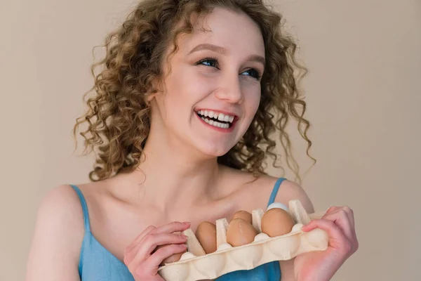 Studio Shot Van Een Schattige Krullende Vrouw Met Een Kopieer — Stockfoto