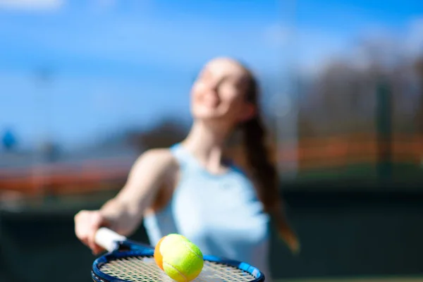 Tennisballen Raket Het Veld Zonnige Dag Sport Hobby — Stockfoto