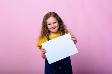 Beyaz kağıtlı, pembe arkaplanlı, fotokopi makinesi olan tatlı küçük kız..
