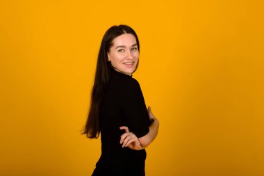 Vay canına. Sarı stüdyo arka planında izole edilmiş yarım boyda güzel bir kadın portresi. Genç, duygusal, şaşkın bir kadın, ağzı açık duruyor. İnsani duygular, yüz ifadesi kavramı.