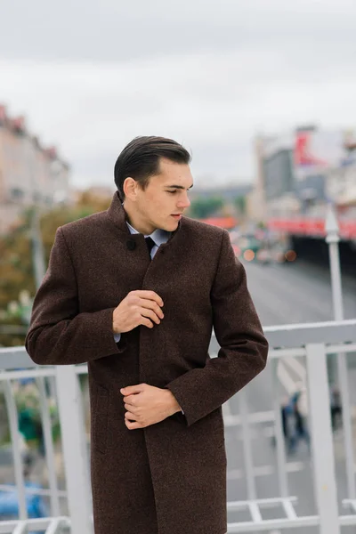 Hombre Con Traje Elegante Empresario Una Ciudad Otoñal —  Fotos de Stock