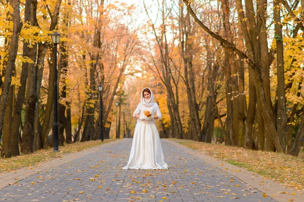 Çiçekli Güzel Kızıl Saçlı Bir Kızın Portresi Sonbahar Ormanının Arka — Stok fotoğraf