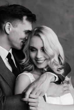 Klasik bir stüdyonun içinde sevimli bir evlilik çifti. Öpüşüyorlar ve sarılıyorlar..