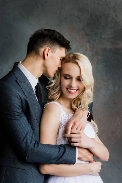 Мила Весільна Пара Інтер Єрі Класичної Студії Вони Цілуються Обіймаються — стокове фото