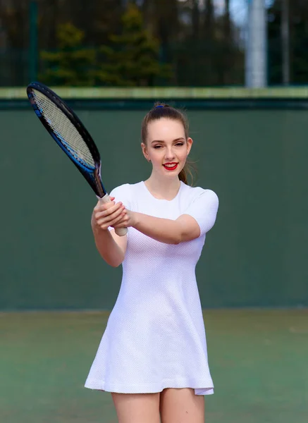 Chica Sexy Jugador Tenis Vestido Blanco Tacones Con Raqueta Tenis — Foto de Stock