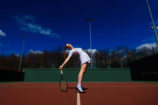 드레스를 코트에서 테니스 라켓을 테니스 여자가 테니스 스포츠를 있어요 — 스톡 사진