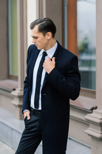 Hombre Con Traje Elegante Empresario Una Ciudad Otoñal —  Fotos de Stock