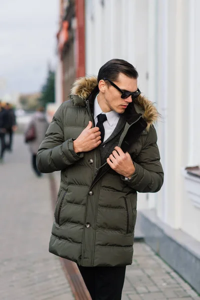 Hombre Con Traje Elegante Empresario Una Ciudad Otoñal —  Fotos de Stock