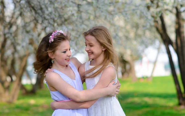 Kaksi Kaunista Nuorta Tyttöä Siniset Silmät Valkoinen Mekot Puutarhassa Hauskaa — kuvapankkivalokuva