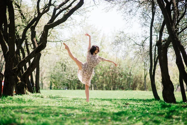 Bailarina Jardín Floreciente Rosa Retrato Mujer Bailando Aire Libre —  Fotos de Stock