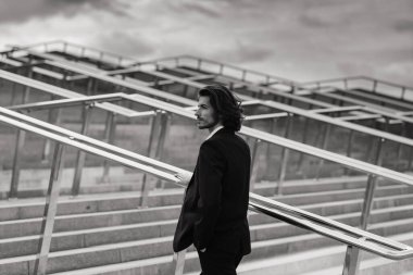 Yakışıklı bir işadamının portresi telefon ve kahve fincanı şehir sokaklarında.