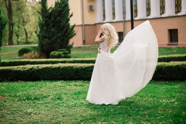 Minszk Fehéroroszország 2020 Fiatal Vonzó Szőke Menyasszony Göndör Haj Séta — Stock Fotó