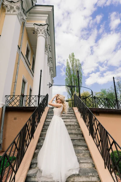 Minszk Fehéroroszország 2020 Fiatal Vonzó Szőke Menyasszony Göndör Haj Séta — Stock Fotó