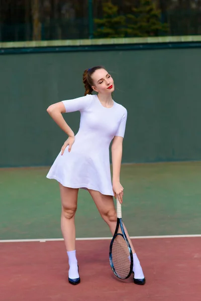 Sexy Tennisspielerin Weißem Kleid Und High Heels Mit Tennisschläger Auf — Stockfoto