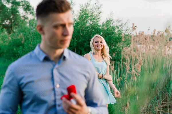 Homem Perguntar Namorada Ela Quer Casar Com Ele Pôr Sol — Fotografia de Stock