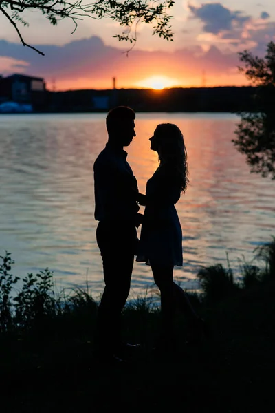 Erkek Kız Arkadaşına Evlenmek Isteyip Istemediğini Soruyor Gün Batımı — Stok fotoğraf