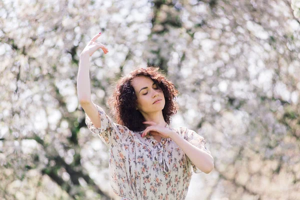 Jonge Aantrekkelijke Vrouw Met Krullend Lang Haar Poseren Lente Bloeiende — Stockfoto