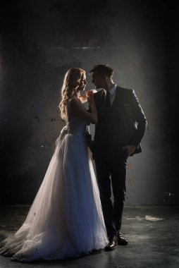 Düğün çifti siluetinin resim stüdyosu. Damat ve gelin arka planda..