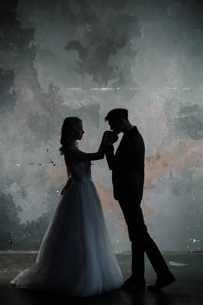 Düğün çifti siluetinin resim stüdyosu. Damat ve gelin arka planda..