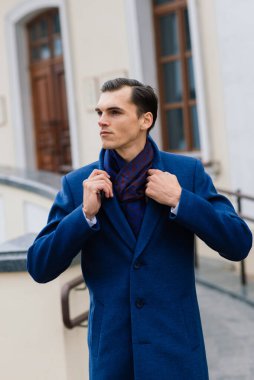 Şık takım elbiseli bir adam. Sonbahar şehrinde bir iş adamı