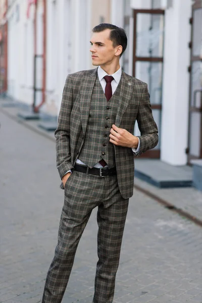 Retrato Joven Atractivo Hombre Negocios Fondo Urbano Con Traje Corbata —  Fotos de Stock