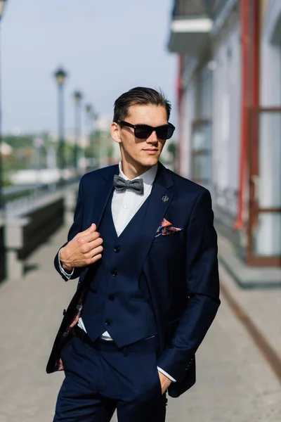 Retrato Joven Atractivo Hombre Negocios Fondo Urbano Con Traje Corbata —  Fotos de Stock