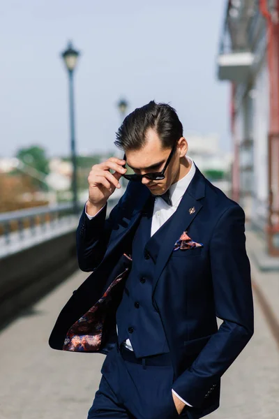 Retrato Joven Atractivo Hombre Negocios Fondo Urbano Con Traje Corbata —  Fotos de Stock