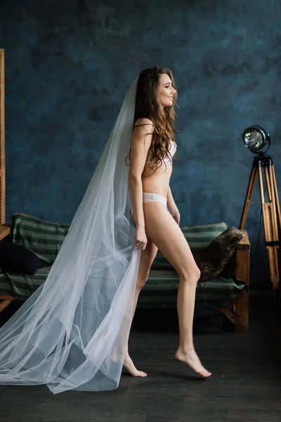 Gelinin Sabahı Beyaz Dantel Çamaşırıyla Poz Veren Seksi Kız Beyaz — Stok fotoğraf