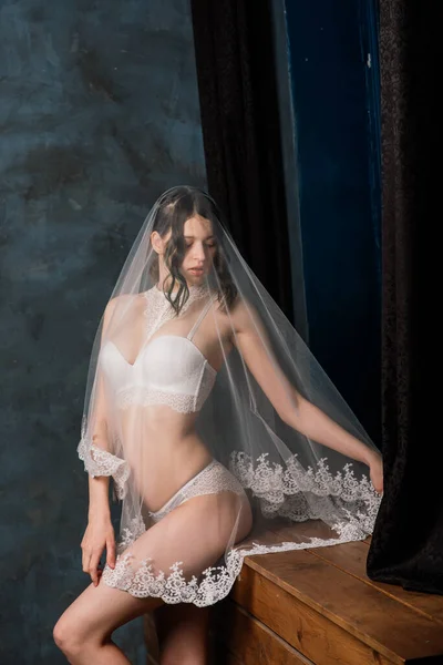 Mooie Bruid Witte Lingerie Zittend Haar Slaapkamer Studio Ochtend Van — Stockfoto