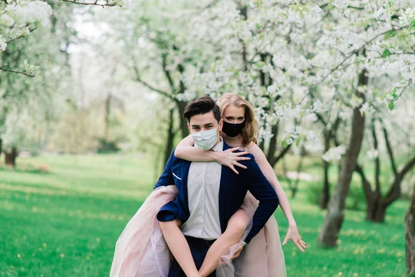 Pareja Joven Cariñosa Caminando Con Máscaras Médicas Parque Durante Cuarentena —  Fotos de Stock