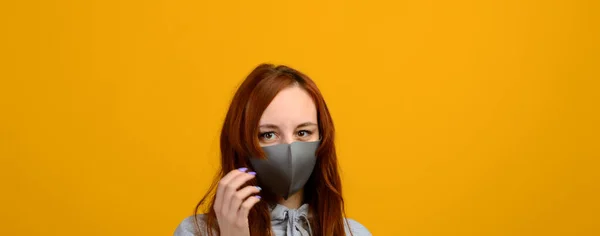 Ritratto Una Ragazza Maschera Che Indossa Guanto Gomma Fondo Giallo — Foto Stock