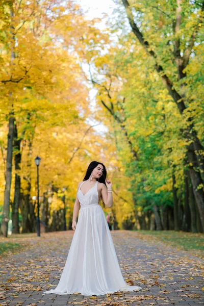 Güz Parkında Uzun Beyaz Elbiseli Güzel Esmer Kadın — Stok fotoğraf