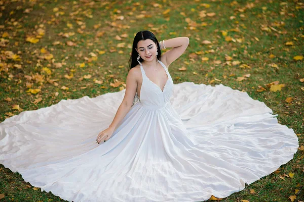 Jovem Bela Morena Feminina Vestido Branco Longo Parque Outono — Fotografia de Stock