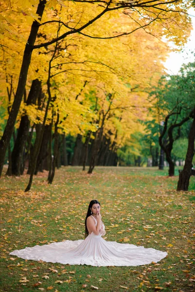 Güz Parkında Uzun Beyaz Elbiseli Güzel Esmer Kadın — Stok fotoğraf