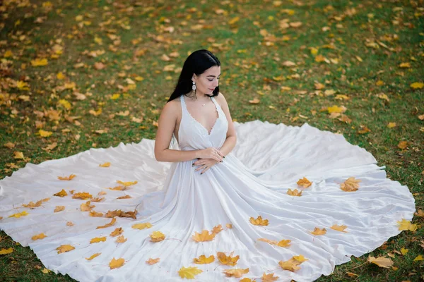 Młoda Piękna Brunetka Kobieta Długiej Białej Sukience Jesiennym Parku — Zdjęcie stockowe