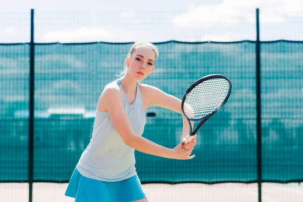 Chica Sexy Jugador Tenis Vestido Blanco Tacones Con Raqueta Tenis —  Fotos de Stock