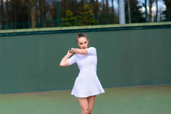 Sexy Tennisspielerin Weißem Kleid Und High Heels Mit Tennisschläger Auf — Stockfoto