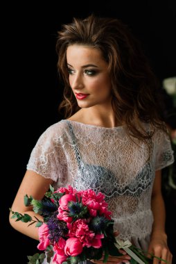 Beyaz bir gelinlik içinde bir Villa 'nın içinde bir düğünde gelin. Gelinin sabahı.