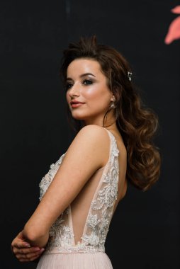 Beyaz bir gelinlik içinde bir Villa 'nın içinde bir düğünde gelin. Gelinin sabahı.