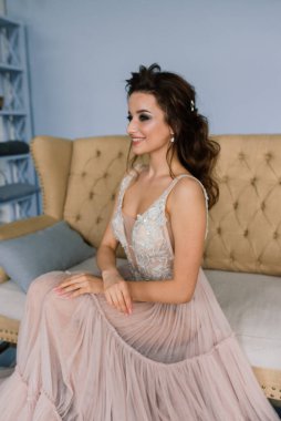 Beyaz bir gelinlik içinde bir Villa 'nın içinde bir düğünde gelin. Gelinin sabahı.