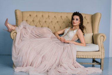 Beyaz bir gelinlik içinde bir Villa 'nın içinde bir düğünde gelin. Gelinin sabahı.