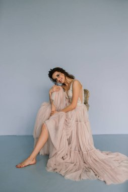 Beyaz bir gelinlik içinde bir Villa 'nın içinde bir düğünde gelin. Gelinin sabahı.