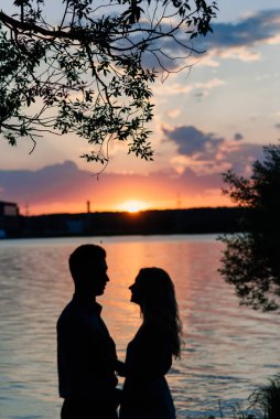 Erkek, kız arkadaşına evlenmek isteyip istemediğini soruyor. Gün batımı