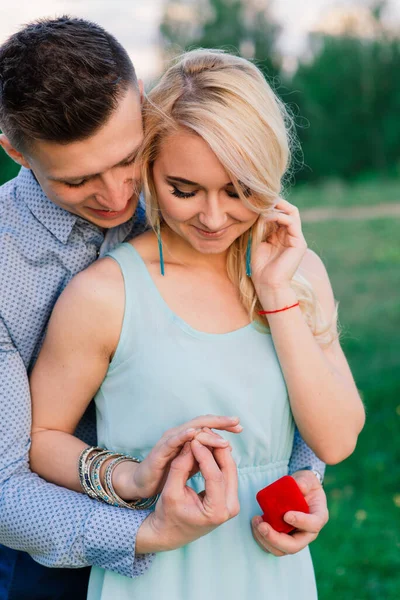 Uomo Che Chiede Alla Sua Ragazza Vuole Sposarlo Tramonto — Foto Stock