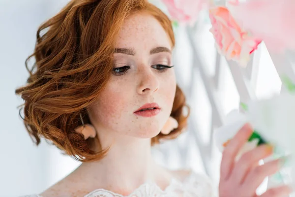 白いと灰色のスタジオの背景に結婚式のドレスを着て赤い髪の女の子の肖像画 — ストック写真