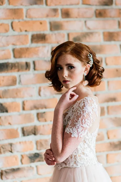 穿着婚纱 背景为白色和灰色的红头发女孩的肖像 — 图库照片